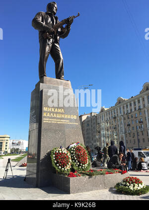 Moskau, Russland. September 2017. Gedenkstätte des russischen Künstlers Salavat Schtscherbakov zu Ehren des sowjetischen Waffenkonstrukteurs Michail Kalaschnikow in Moskau, Russland, 22. September 2017. Die Skulptur des Künstlers erfordert eine Änderung, nachdem ein Fehler wenige Tage nach seiner Enthüllung entdeckt wurde: Eine Waffe, die in der Gedenkstätte dargestellt wurde, war nicht eine von Kalaschnikows, sondern eine Sturmwehr 44, ein deutscher Sturmgewehr aus der 2. Weltkrieg-Ära. Quelle: Thomas Körbel/dpa/Alamy Live News Stockfoto