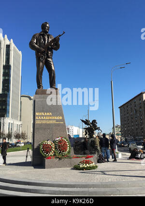 Moskau, Russland. September 2017. Gedenkstätte des russischen Künstlers Salavat Schtscherbakov zu Ehren des sowjetischen Waffenkonstrukteurs Michail Kalaschnikow in Moskau, Russland, 22. September 2017. Die Skulptur des Künstlers erfordert eine Änderung, nachdem ein Fehler wenige Tage nach seiner Enthüllung entdeckt wurde: Eine Waffe, die in der Gedenkstätte dargestellt wurde, war nicht eine von Kalaschnikows, sondern eine Sturmwehr 44, ein deutscher Sturmgewehr aus der 2. Weltkrieg-Ära. Quelle: Thomas Körbel/dpa/Alamy Live News Stockfoto