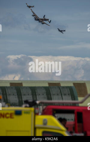 Die Schlacht um England Memorial Flight, einschließlich einer Avro Lancaster B1, a Supermarine Spitfire und Hawker Hurricane - Duxford die Schlacht um England Air Show statt, während das Imperial War Museum (IWM) Duxford Hundertjahrfeier. Der duxford Prinzip Rolle als Zweiten Weltkrieg fighter Station in der Schlacht von Großbritannien Air Show um mehr als 40 historische Flugzeuge in den Himmel gefeiert wird. Stockfoto