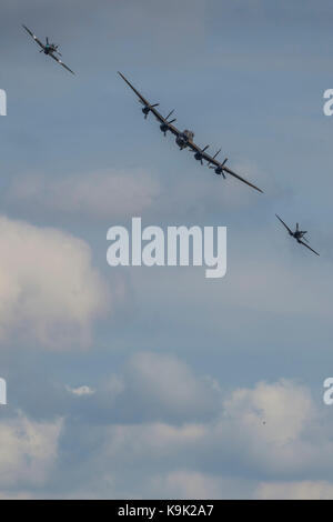 Die Schlacht um England Memorial Flight, einschließlich einer Avro Lancaster B1, a Supermarine Spitfire und Hawker Hurricane - Duxford die Schlacht um England Air Show statt, während das Imperial War Museum (IWM) Duxford Hundertjahrfeier. Der duxford Prinzip Rolle als Zweiten Weltkrieg fighter Station in der Schlacht von Großbritannien Air Show um mehr als 40 historische Flugzeuge in den Himmel gefeiert wird. Stockfoto