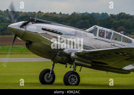 Die polierten Metall Curtiss-Wright P-40 c Warhawk nicht seine Anzeige - Duxford die Schlacht um England Air Show statt, während das Imperial War Museum (IWM) Duxford Hundertjahrfeier. Der duxford Prinzip Rolle als Zweiten Weltkrieg fighter Station in der Schlacht von Großbritannien Air Show um mehr als 40 historische Flugzeuge in den Himmel gefeiert wird. Stockfoto