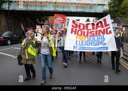 London, Großbritannien. 23 Sep, 2017. Aktivisten für verbesserten sozialen Wohnungsbau März aus Sieben Schwestern zu Finsbury Park in Haringey aus Protest gegen die Übertragung von London Räte der Rat zu privaten Entwicklern Fincas und insbesondere Schritte von Haringey zur Übertragung von Eigentum und Vermögen zu Entwickler Lease durch die haringey Entwicklung Fahrzeug verleihen. Credit: Mark Kerrison/Alamy leben Nachrichten Stockfoto