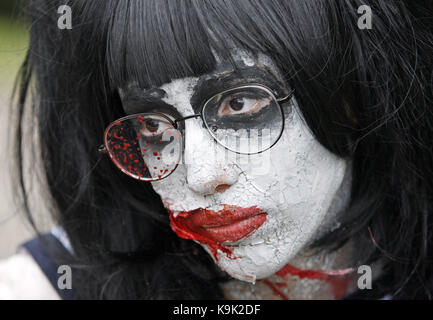 Kiew, Ukraine. 23 Sep, 2017. Menschen tragen zombie Kostüme nehmen an den jährlichen 'Zombie walk", in der Innenstadt von Kiew, Ukraine, am 23. September 2017. Credit: Serg Glovny/ZUMA Draht/Alamy leben Nachrichten Stockfoto