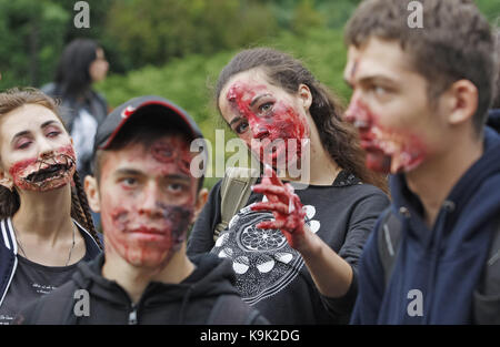 Kiew, Ukraine. 23 Sep, 2017. Menschen tragen zombie Kostüme nehmen an den jährlichen 'Zombie walk", in der Innenstadt von Kiew, Ukraine, am 23. September 2017. Credit: Serg Glovny/ZUMA Draht/Alamy leben Nachrichten Stockfoto