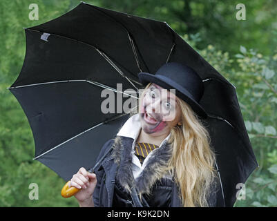 Kiew, Ukraine. 23 Sep, 2017. Menschen tragen zombie Kostüme nehmen an den jährlichen 'Zombie walk", in der Innenstadt von Kiew, Ukraine, am 23. September 2017. Credit: Serg Glovny/ZUMA Draht/Alamy leben Nachrichten Stockfoto