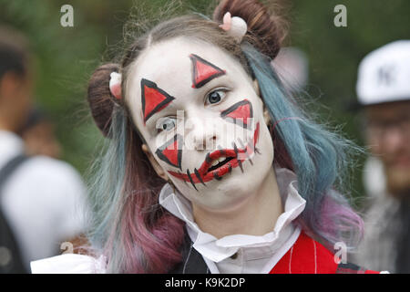 Kiew, Ukraine. 23 Sep, 2017. Menschen tragen zombie Kostüme nehmen an den jährlichen 'Zombie walk", in der Innenstadt von Kiew, Ukraine, am 23. September 2017. Credit: Serg Glovny/ZUMA Draht/Alamy leben Nachrichten Stockfoto