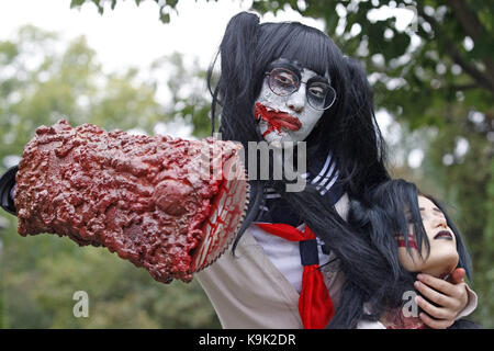 Kiew, Ukraine. 23 Sep, 2017. Menschen tragen zombie Kostüme nehmen an den jährlichen 'Zombie walk", in der Innenstadt von Kiew, Ukraine, am 23. September 2017. Credit: Serg Glovny/ZUMA Draht/Alamy leben Nachrichten Stockfoto