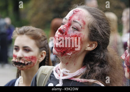 Kiew, Ukraine. 23 Sep, 2017. Menschen tragen zombie Kostüme nehmen an den jährlichen 'Zombie walk", in der Innenstadt von Kiew, Ukraine, am 23. September 2017. Credit: Serg Glovny/ZUMA Draht/Alamy leben Nachrichten Stockfoto