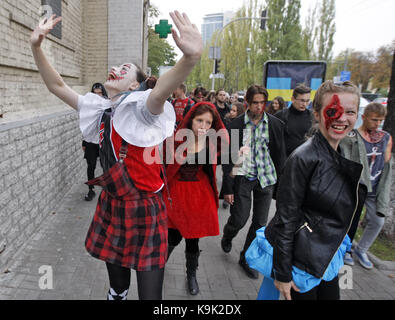 Kiew, Ukraine. 23 Sep, 2017. Menschen tragen zombie Kostüme nehmen an den jährlichen 'Zombie walk", in der Innenstadt von Kiew, Ukraine, am 23. September 2017. Credit: Serg Glovny/ZUMA Draht/Alamy leben Nachrichten Stockfoto