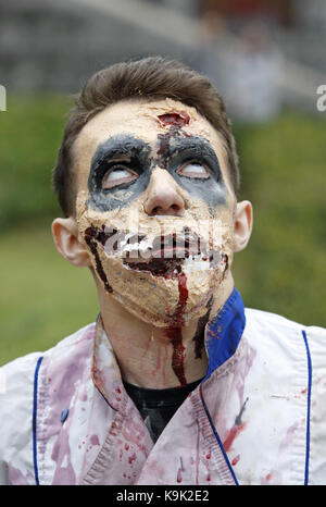 Kiew, Ukraine. 23 Sep, 2017. Menschen tragen zombie Kostüme nehmen an den jährlichen 'Zombie walk", in der Innenstadt von Kiew, Ukraine, am 23. September 2017. Credit: Serg Glovny/ZUMA Draht/Alamy leben Nachrichten Stockfoto