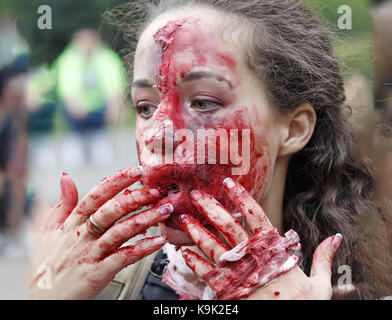 Kiew, Ukraine. 23 Sep, 2017. Menschen tragen zombie Kostüme nehmen an den jährlichen 'Zombie walk", in der Innenstadt von Kiew, Ukraine, am 23. September 2017. Credit: Serg Glovny/ZUMA Draht/Alamy leben Nachrichten Stockfoto