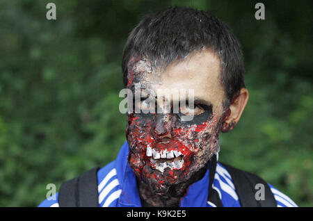 Kiew, Ukraine. 23 Sep, 2017. Menschen tragen zombie Kostüme nehmen an den jährlichen 'Zombie walk", in der Innenstadt von Kiew, Ukraine, am 23. September 2017. Credit: Serg Glovny/ZUMA Draht/Alamy leben Nachrichten Stockfoto