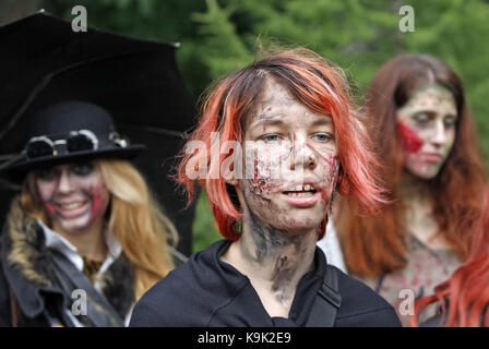 Kiew, Ukraine. 23 Sep, 2017. Menschen tragen zombie Kostüme nehmen an den jährlichen 'Zombie walk", in der Innenstadt von Kiew, Ukraine, am 23. September 2017. Credit: Serg Glovny/ZUMA Draht/Alamy leben Nachrichten Stockfoto