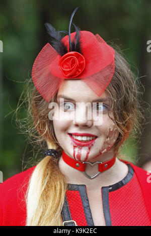 Kiew, Ukraine. 23 Sep, 2017. Menschen tragen zombie Kostüme nehmen an den jährlichen 'Zombie walk", in der Innenstadt von Kiew, Ukraine, am 23. September 2017. Credit: Serg Glovny/ZUMA Draht/Alamy leben Nachrichten Stockfoto