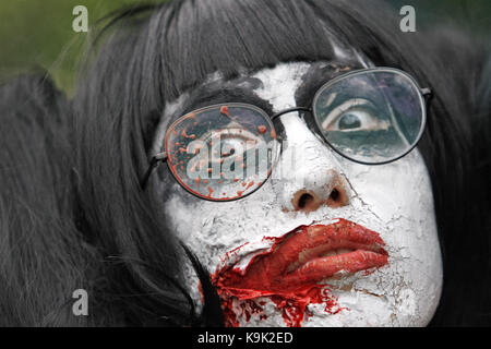 Kiew, Ukraine. 23 Sep, 2017. Menschen tragen zombie Kostüme nehmen an den jährlichen 'Zombie walk", in der Innenstadt von Kiew, Ukraine, am 23. September 2017. Credit: Serg Glovny/ZUMA Draht/Alamy leben Nachrichten Stockfoto