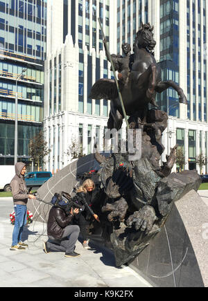 Moskau, Russland. September 2017. Gedenkstätte des russischen Künstlers Salavat Schtscherbakov zu Ehren des sowjetischen Waffenkonstrukteurs Michail Kalaschnikow in Moskau, Russland, 22. September 2017. Die Skulptur des Künstlers erfordert eine Änderung, nachdem ein Fehler wenige Tage nach seiner Enthüllung entdeckt wurde: Eine Waffe, die in der Gedenkstätte dargestellt wurde, war nicht eine von Kalaschnikows, sondern eine Sturmwehr 44, ein deutscher Sturmgewehr aus der 2. Weltkrieg-Ära. Quelle: Thomas Körbel/dpa/Alamy Live News Stockfoto