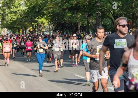 Montreal, Kanada. 23 Sep, 2017. 5-km-Läufer in Montreal Oasis Rock'n'Roll 5 km Rennen Credit: Marc Bruxelle/Alamy leben Nachrichten Stockfoto