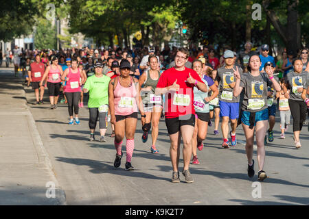 Montreal, Kanada. 23 Sep, 2017. 5-km-Läufer in Montreal Oasis Rock'n'Roll 5 km Rennen Credit: Marc Bruxelle/Alamy leben Nachrichten Stockfoto