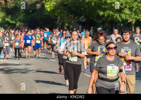 Montreal, Kanada. 23 Sep, 2017. 5-km-Läufer in Montreal Oasis Rock'n'Roll 5 km Rennen Credit: Marc Bruxelle/Alamy leben Nachrichten Stockfoto