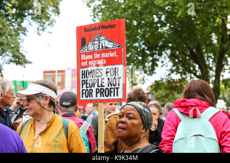 London, Großbritannien. September 2017. Demonstranten, die in Harringay und in ganz London mehr menschenwürdigen sozialen Wohnungsbau forderten. Penelope Barritt/Alamy Live News Stockfoto