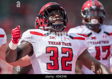 Houston, TX, USA. 23 Sep, 2017. Texas Tech-roten Räuber zurück laufen Desmond Nisby (32) feiert, nachdem er für einen Touchdown im zweiten Quartal eine NCAA Football Spiel zwischen der Texas Tech-roten Räuber und der Universität von Houston Cougars bei tdecu Stadion in Houston, TX. Trask Smith/CSM/Alamy leben Nachrichten Stockfoto