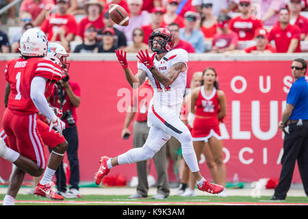 Houston, TX, USA. 23 Sep, 2017. Texas Tech-roten Räuber wide receiver Derrick Willies (11) versucht, einen Haken im 1. Quartal eine NCAA Football Spiel zwischen der Texas Tech-roten Räuber und der Universität von Houston Cougars bei tdecu Stadion in Houston, TX. Trask Smith/CSM/Alamy leben Nachrichten Stockfoto