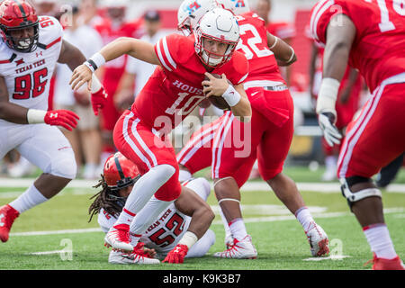 Houston, TX, USA. 23 Sep, 2017. Houston Cougars Quarterback Kyle Allen (10) kriecht während des 1. Quartals ein NCAA Football Spiel zwischen der Texas Tech-roten Räuber und der Universität von Houston Cougars bei tdecu Stadion in Houston, TX. Trask Smith/CSM/Alamy leben Nachrichten Stockfoto