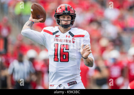 Houston, TX, USA. 23 Sep, 2017. Texas Tech Red Raiders quarterback Nic Shimonek (16) leitet während des 1. Quartals ein NCAA Football Spiel zwischen der Texas Tech-roten Räuber und der Universität von Houston Cougars bei tdecu Stadion in Houston, TX. Trask Smith/CSM/Alamy leben Nachrichten Stockfoto