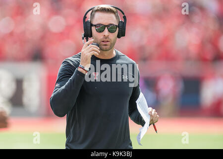 Houston, TX, USA. 23 Sep, 2017. Texas Tech Red Raiders Head Coach Kliff Kingsbury Uhren während des 1. Quartals ein NCAA Football Spiel zwischen der Texas Tech-roten Räuber und der Universität von Houston Cougars bei tdecu Stadion in Houston, TX. Trask Smith/CSM/Alamy leben Nachrichten Stockfoto