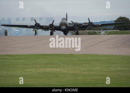 Duxford, England. 23 Sep, 2017. Ein Flying Fortress bereitet zum Abheben - Duxford die Schlacht um England Air Show statt, während das Imperial War Museum (IWM) Duxford Hundertjahrfeier. Der duxford Prinzip Rolle als Zweiten Weltkrieg fighter Station in der Schlacht von Großbritannien Air Show um mehr als 40 historische Flugzeuge in den Himmel gefeiert wird. Credit: Guy Bell/Alamy leben Nachrichten Stockfoto