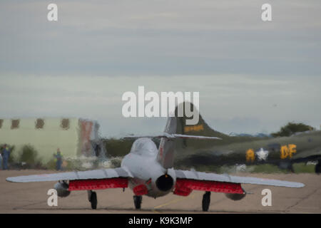 Duxford, England. 23 Sep, 2017. Jets taxi nach der Landung - Duxford die Schlacht um England Air Show statt, während das Imperial War Museum (IWM) Duxford Hundertjahrfeier. Der duxford Prinzip Rolle als Zweiten Weltkrieg fighter Station in der Schlacht von Großbritannien Air Show um mehr als 40 historische Flugzeuge in den Himmel gefeiert wird. Credit: Guy Bell/Alamy leben Nachrichten Stockfoto