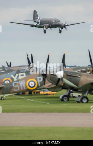 Duxford, England. 23 Sep, 2017. Dakotas Landung - Duxford die Schlacht um England Air Show statt, während das Imperial War Museum (IWM) Duxford Hundertjahrfeier. Der duxford Prinzip Rolle als Zweiten Weltkrieg fighter Station in der Schlacht von Großbritannien Air Show um mehr als 40 historische Flugzeuge in den Himmel gefeiert wird. Credit: Guy Bell/Alamy leben Nachrichten Stockfoto