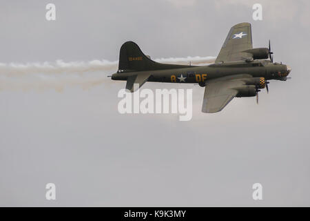 Duxford, England. 23 Sep, 2017. Ein Flying Fortress bereitet nach Simulation einer Motor Feuer - Duxford die Schlacht um England Air Show statt, während das Imperial War Museum (IWM) Duxford Jubiläumsjahr zu landen. Der duxford Prinzip Rolle als Zweiten Weltkrieg fighter Station in der Schlacht von Großbritannien Air Show um mehr als 40 historische Flugzeuge in den Himmel gefeiert wird. Credit: Guy Bell/Alamy leben Nachrichten Stockfoto