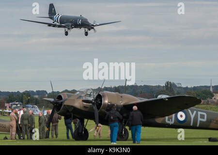 Duxford, England. 23 Sep, 2017. Dakotas Landung - Duxford die Schlacht um England Air Show statt, während das Imperial War Museum (IWM) Duxford Hundertjahrfeier. Der duxford Prinzip Rolle als Zweiten Weltkrieg fighter Station in der Schlacht von Großbritannien Air Show um mehr als 40 historische Flugzeuge in den Himmel gefeiert wird. Credit: Guy Bell/Alamy leben Nachrichten Stockfoto