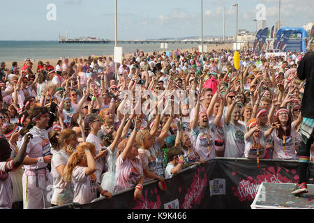 Brighton Colour Run Party, Madeira Drive, Brighton, UK die Farbe auch als die "glücklichste 5k auf dem Planeten' bekannt ist der größte 5k Farbe Fun Run in der Welt mit Tausenden von Läufern feiern, Gesundheit, Glück, Freundschaft. Die offizielle Veranstaltung die Nächstenliebe ist die NSPCC childline Service. Seit ihrer Einführung im Jahr 1986, die Nächstenliebe hat ein Ort für Kinder zu machen, auch wenn es sich anfühlt wie sonst niemand zuhört. Die Teilnehmer Ziel jeder £100 £100 zu erheben ist, genug zu 25 Anrufe von den Kindern, die Hilfe benötigen. Stockfoto