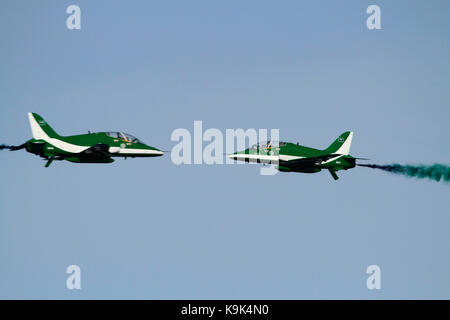 Zwei Flugzeuge der Saudi Hawks Kunstflugstaffel der Royal Saudi Air Force auf Kollisionskurs, aber sie geben einander sicher von als Teil ihrer Anzeige Routine am Malta International Airshow 2017 Stockfoto