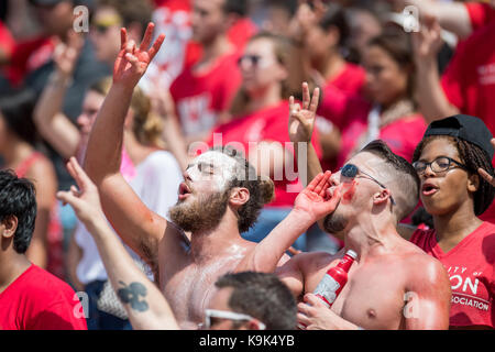 Houston, TX, USA. 23 Sep, 2017. Houston Cougars Fans während des 4. Quartals ein NCAA Football Spiel zwischen der Texas Tech-roten Räuber und der Universität von Houston Cougars bei tdecu Stadion in Houston, TX gepumpt. Texas Tech gewann das Spiel 27-24. Trask Smith/CSM/Alamy leben Nachrichten Stockfoto