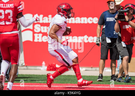 Houston, TX, USA. 23 Sep, 2017. Texas Tech-roten Räuber zurück läuft Justin Stockton (4) Muster für einen Touchdown im 4. Quartal eine NCAA Football Spiel zwischen der Texas Tech-roten Räuber und der Universität von Houston Cougars bei tdecu Stadion in Houston, TX. Texas Tech gewann das Spiel 27-24. Trask Smith/CSM/Alamy leben Nachrichten Stockfoto