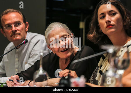 Athen, Griechenland. 21 Sep, 2017. Die britische Schauspielerin Vanessa Redgrave (C) nimmt an einer Pressekonferenz auf ihrem Debüt film ea Sorrow' auf die Flüchtlingskrise in Athen, Griechenland, Sept. 21, 2017. Vanessa Redgrave brachte ihr Regiedebüt film ea Sorrow' auf die Flüchtlingskrise zu einem Special Screening in Athen am Freitag Abend. Credit: Lefteris Partsalis/Xinhua/Alamy leben Nachrichten Stockfoto