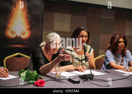 Athen, Griechenland. 21 Sep, 2017. Die britische Schauspielerin Vanessa Redgrave (L) nimmt an einer Pressekonferenz auf ihrem Debüt film ea Sorrow' auf die Flüchtlingskrise in Athen, Griechenland, Sept. 21, 2017. Vanessa Redgrave brachte ihr Regiedebüt film ea Sorrow' auf die Flüchtlingskrise zu einem Special Screening in Athen am Freitag Abend. Credit: Lefteris Partsalis/Xinhua/Alamy leben Nachrichten Stockfoto