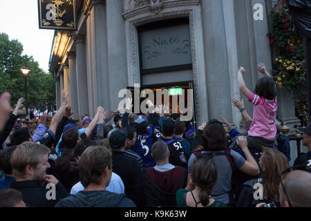 London, Großbritannien. 23. September, 2017. Fans der Baltimore Raven American Football Team zusammengetragen, eine Bar in der Nähe des Trafalgar Square. Die Schals wurden in die Menge geworfen. Credit: Andrew Steven Graham/Alamy leben Nachrichten Stockfoto