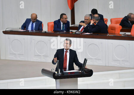 Ankara, Türkei. 23 Sep, 2017. Tuerkische Verteidigungsminister Nurettin Canikli (vorne) spricht auf einer außerordentlichen Sitzung des Parlaments in Ankara, Türkei, an Sept. 23, 2017. Das türkische Parlament am Samstag genehmigt die Verlängerung des Mandats für den Truppeneinsatz im Irak und in Syrien für ein weiteres Jahr. Credit: Mustafa Kaya/Xinhua/Alamy leben Nachrichten Stockfoto