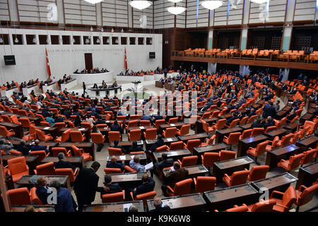 Ankara, Türkei. 23 Sep, 2017. Das türkische Parlament hält eine außerordentliche Sitzung in Ankara, Türkei, an Sept. 23, 2017. Das türkische Parlament am Samstag genehmigt die Verlängerung des Mandats für den Truppeneinsatz im Irak und in Syrien für ein weiteres Jahr. Credit: Mustafa Kaya/Xinhua/Alamy leben Nachrichten Stockfoto