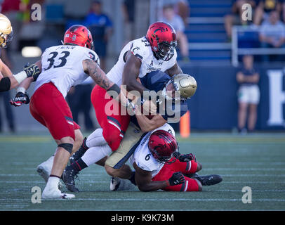 Annapolis, MD, USA. 23 Sep, 2017. Navy Midshipmen Quarterback Zach Katrin (9) ist durch die bearcat Verteidiger in Aktion zwischen der Cincinnati Bearcats und Navy Midshipmen Navy-Marine Corps Memorial an in Annapolis, MD., Cory Royster/Cal Sport Media/Alamy Leben Nachrichten sandwiched Stockfoto