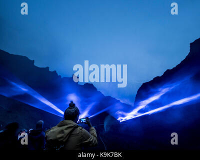 Peak District, UK. 23. September, 2017. WATERLICHT, eine ehrgeizige und großen digitalen Installation von niederländischen Designer, Daan Roosegaarde beleuchtet die v-förmigen Tal von Winnats Pass, der als Gateway in Castleton und der Hoffnung Tal handelt. WATERLICHT nahezu überflutet Winnats Pass mit Licht und Rauch die geologischen Formationen der Standort und seine Geschichte als Tal einmal unter einem tropischen Meer versenkt zu offenbaren. Credit: Bailey-Cooper Fotografie/Alamy leben Nachrichten Stockfoto