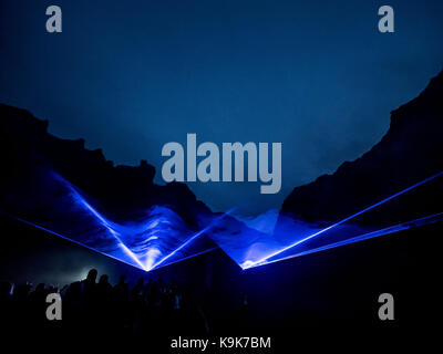 Peak District, UK. 23. September, 2017. WATERLICHT, eine ehrgeizige und großen digitalen Installation von niederländischen Designer, Daan Roosegaarde beleuchtet die v-förmigen Tal von Winnats Pass, der als Gateway in Castleton und der Hoffnung Tal handelt. WATERLICHT nahezu überflutet Winnats Pass mit Licht und Rauch die geologischen Formationen der Standort und seine Geschichte als Tal einmal unter einem tropischen Meer versenkt zu offenbaren. Credit: Bailey-Cooper Fotografie/Alamy leben Nachrichten Stockfoto