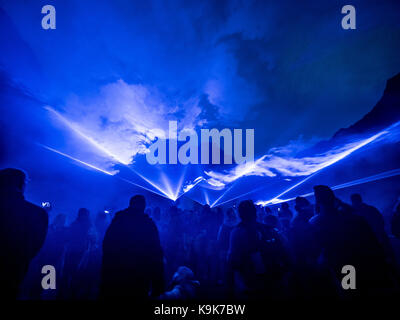 Peak District, UK. 23. September, 2017. WATERLICHT, eine ehrgeizige und großen digitalen Installation von niederländischen Designer, Daan Roosegaarde beleuchtet die v-förmigen Tal von Winnats Pass, der als Gateway in Castleton und der Hoffnung Tal handelt. WATERLICHT nahezu überflutet Winnats Pass mit Licht und Rauch die geologischen Formationen der Standort und seine Geschichte als Tal einmal unter einem tropischen Meer versenkt zu offenbaren. Credit: Bailey-Cooper Fotografie/Alamy leben Nachrichten Stockfoto