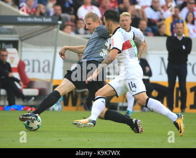 Stuttgart, Deutschland. 23 Sep, 2017. Der Augsburger Martin Hinteregger (L) Mias mit der Stuttgarter Anastasios Donis während ihrer deutschen Bundesligaspiel in Stuttgart, Deutschland, an Sept. 23, 2017. Das Match endete mit einem Unentschieden von 0:0. Credit: Philippe Ruiz/Xinhua/Alamy leben Nachrichten Stockfoto