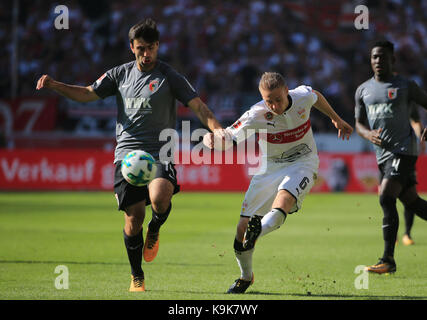 Stuttgart, Deutschland. 23 Sep, 2017. Der Stuttgarter Santiago geht Ascacibar (vorn R) Mias mit der Augsburger Jan Moravek (vorne L) während ihre deutschen Bundesligaspiel in Stuttgart, Deutschland, an Sept. 23, 2017. Das Match endete mit einem Unentschieden von 0:0. Credit: Philippe Ruiz/Xinhua/Alamy leben Nachrichten Stockfoto