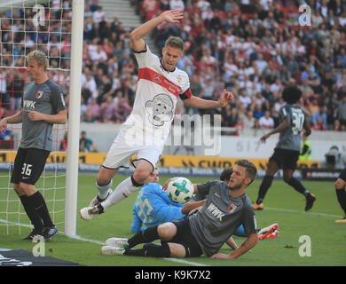 Stuttgart, Deutschland. 23 Sep, 2017. Der Stuttgarter Simon Terodde (bis) Mias mit der Augsburger Jeffrey Gouweleeuw während ihrer deutschen Bundesligaspiel in Stuttgart, Deutschland, an Sept. 23, 2017. Das Match endete mit einem Unentschieden von 0:0. Credit: Philippe Ruiz/Xinhua/Alamy leben Nachrichten Stockfoto